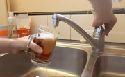 Ciekawostka dnia: co byście zrobili, gdyby z kranu zaczęło lecieć piwo zamiast wody? [wideo]