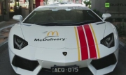 Ferrari F430 i Lamborghini Aventador do dostawy dań z McDonald's (WIDEO)