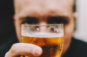 Piwo zwalcza ból głowy skuteczniej niż paracetamol. Naukowcy wyliczyli nawet idealną dawkę